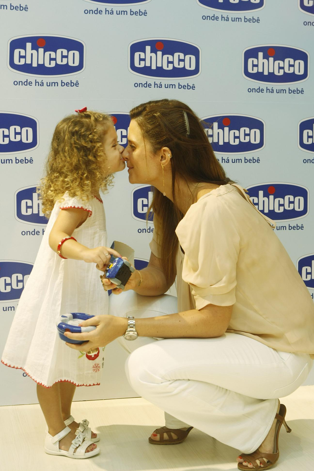 Mariana Kupfer cheia de carinho com a filha Victoria - Foto Ricardo Bakker