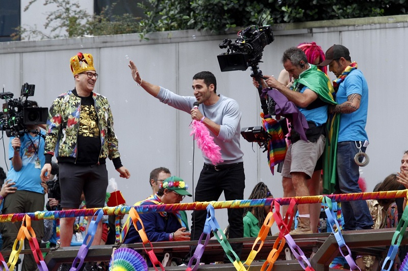 Miguel Ángel Silvestre atuando como Lito na Parada LGBT de SP. Foto: Paduardo / Phábrica de Imagens​​