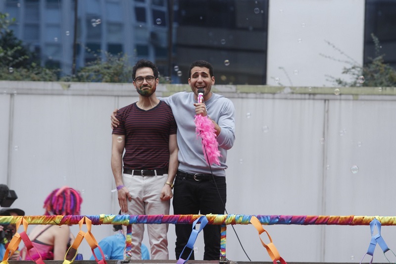 Miguel Ángel Silvestre e Alfonso Herrera atuando como Lito e Hernando na Parada LGBT de SP. Foto: Paduardo / Phábrica de Imagens​​